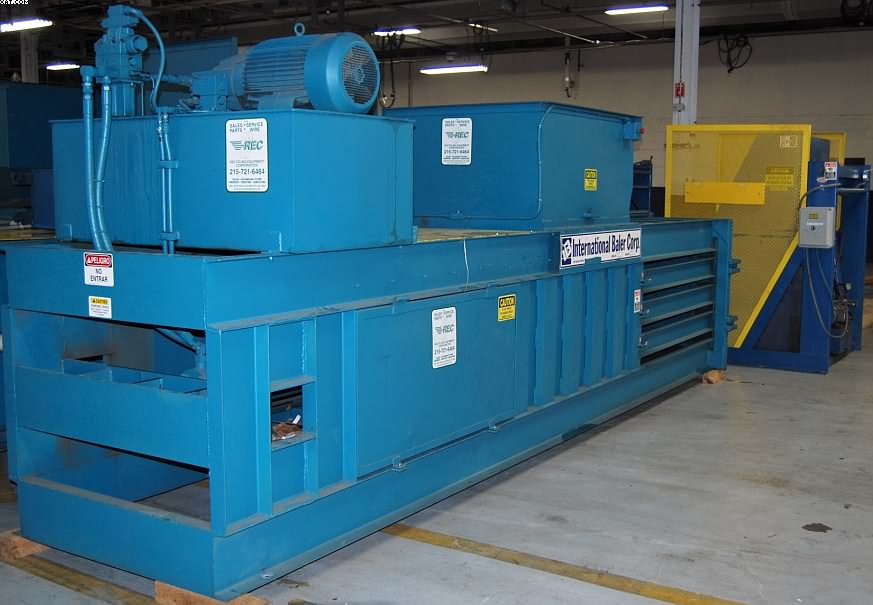 INTERNATIONAL Model 1295 Baler,